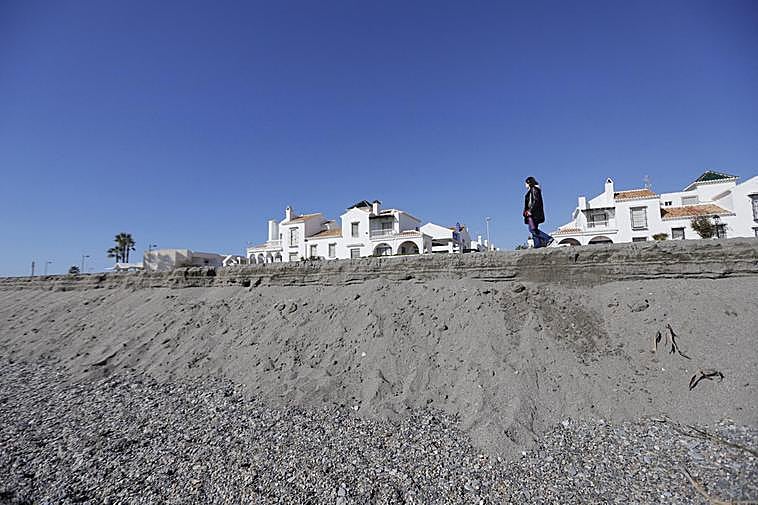 Escalón en la playa de Calahonda tras el último temporal.