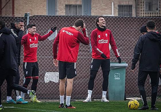 Carlos Neva e Ignasi Miquel ríen junto a Jorge Molina durante un rondo.