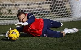 Parada de Oblak durante un entrenamiento.