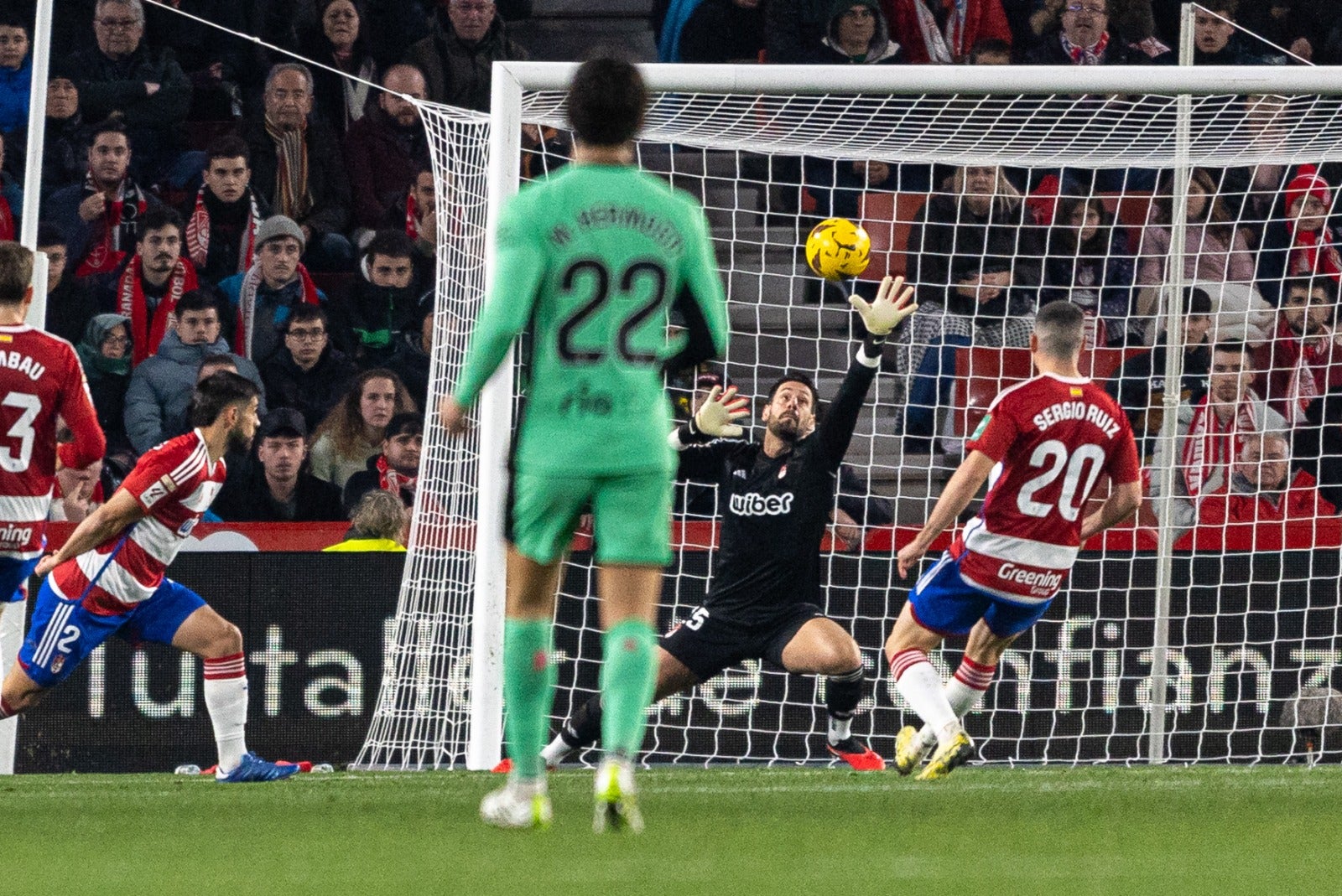 Batalla trata de despejar un chut del Atlético de Madrid.