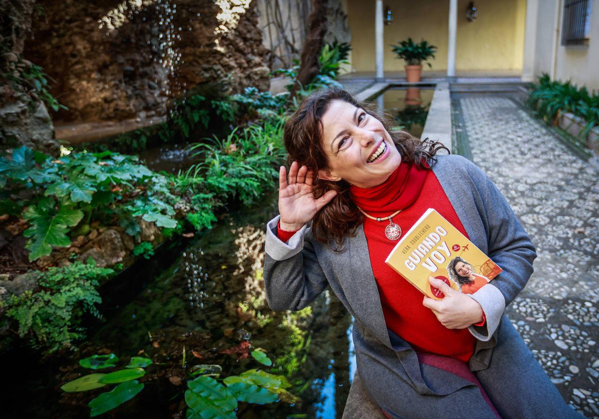 Vera Soublechero escucha el croar de las ranas en un estanque del Carmen de los Mártires.