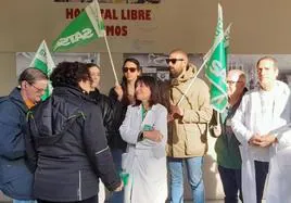 Concentración frente a la puerta del Hospital de Jaén.