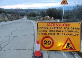 Carretera cortada por obras entre Ifeja y el Batán, a las afueras de Jaén.