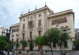 Entrada principal al Ayuntamiento de Jaén.