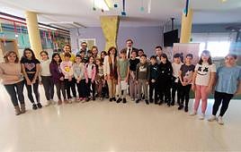 Luis Jesús García-Lomas con algunos de los menores y profesores, durante la inauguración.