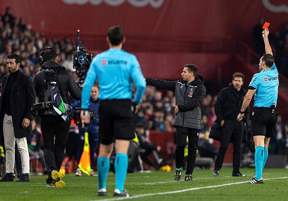 Martínez Munuera expulsa a Fernando Machado.