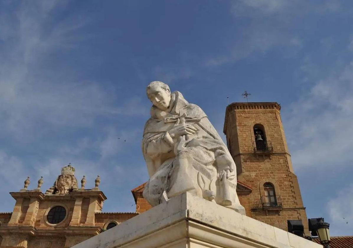 Escultura de San Juan de la Cruz, ubicada en La Carolina.