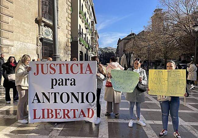 Concentración de familiares en apoyo al principal acusado.