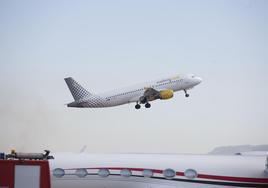 Avión de Vueling despega del aeropuerto de Granada