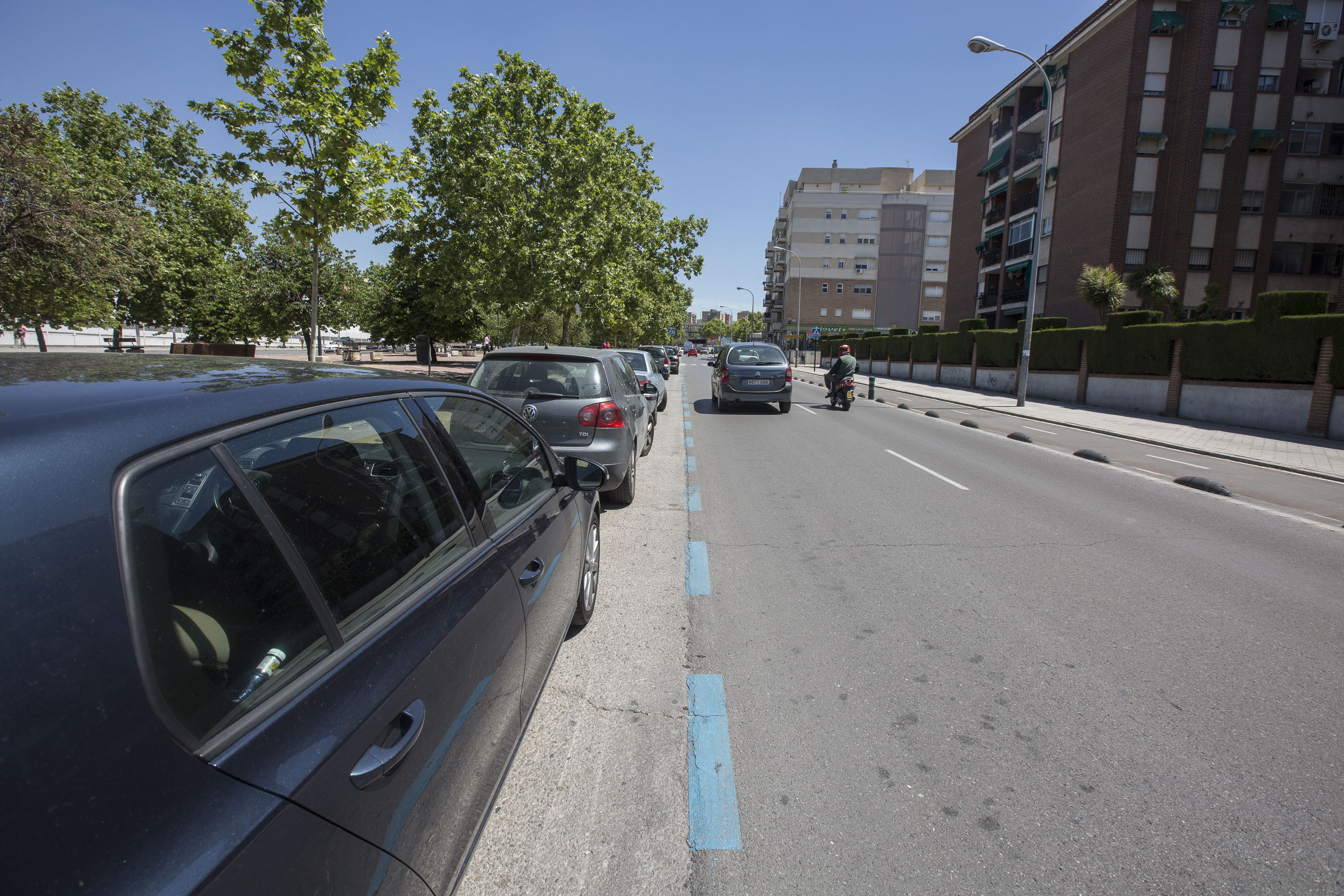 Coches aparcados en la zona ORA de Granada.