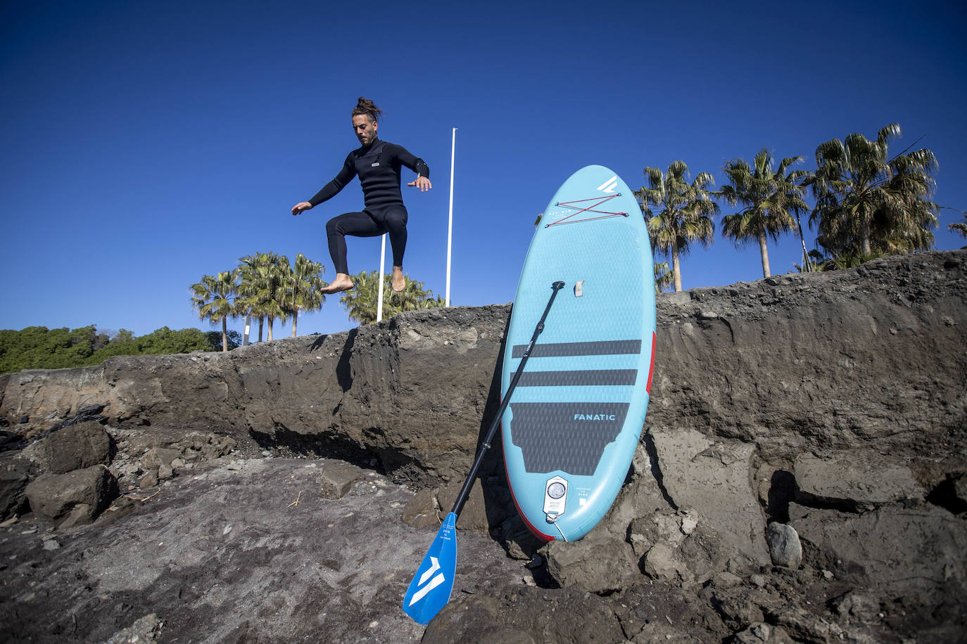 Un gran salto para llegar al agua en Motril