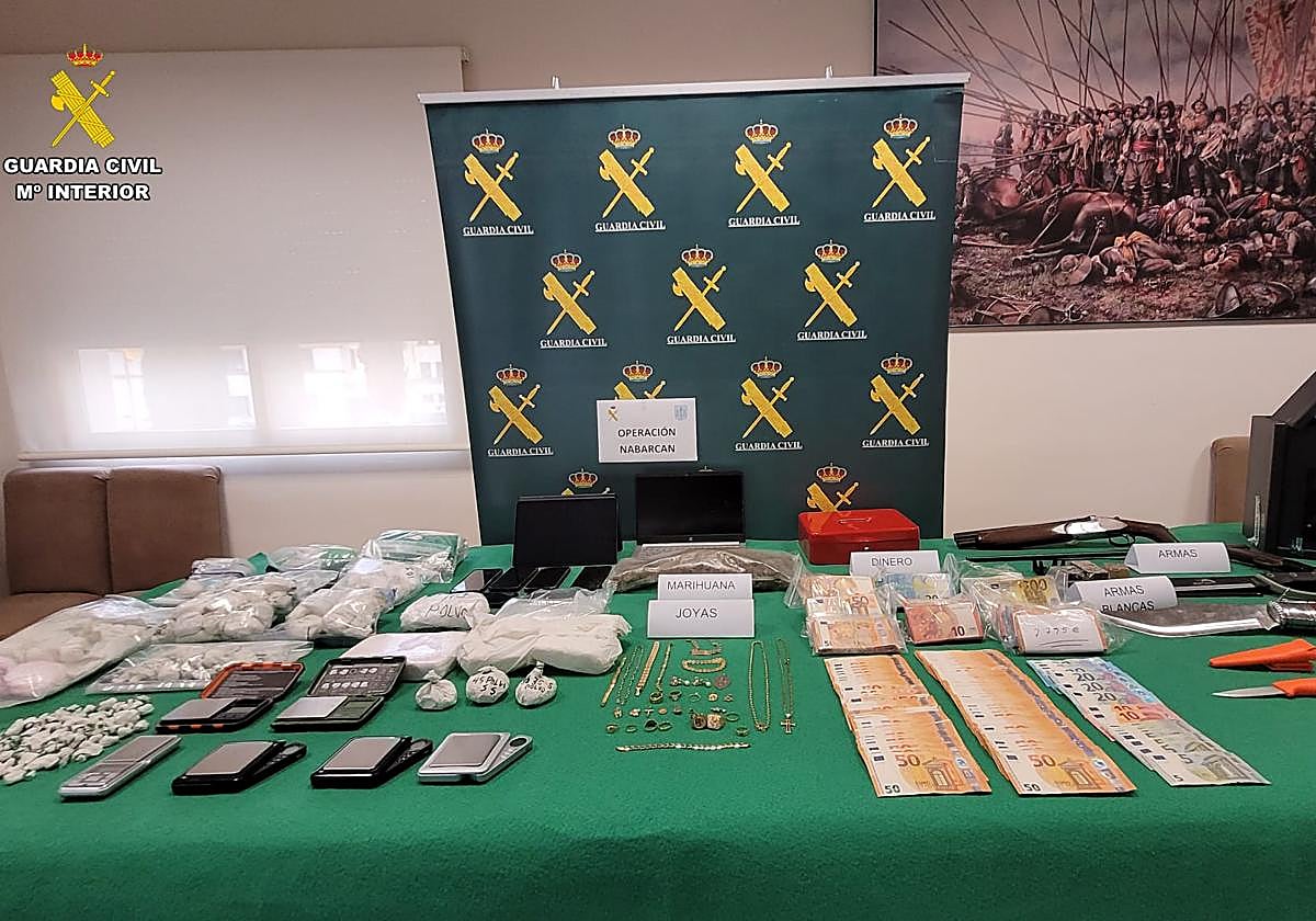 Material incautado por los agentes.