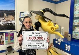 La empleada Alba García celebra el premio millonario que ha repartido su administración en Montefrío.