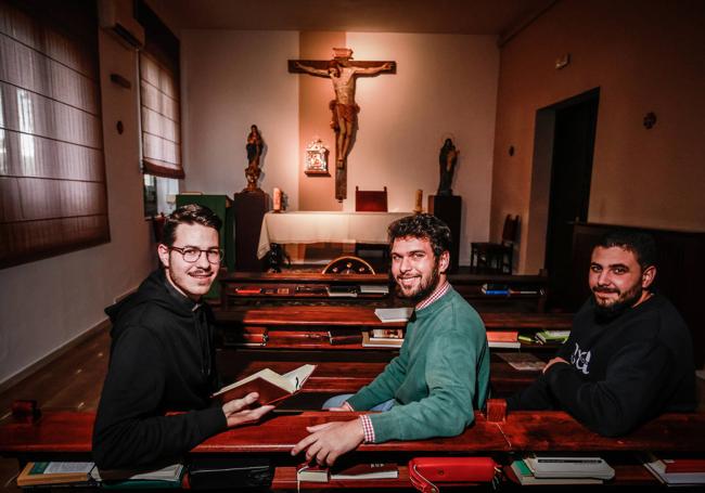 Aarón, a la derecha, en la capilla del Seminario Mayor junto a Lázaro y Juan Pablo.