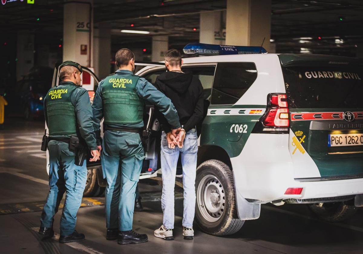 Detención de uno de los delincuentes en un parking.