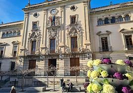 Fachada del Ayuntamiento de Jaén, en estos días.