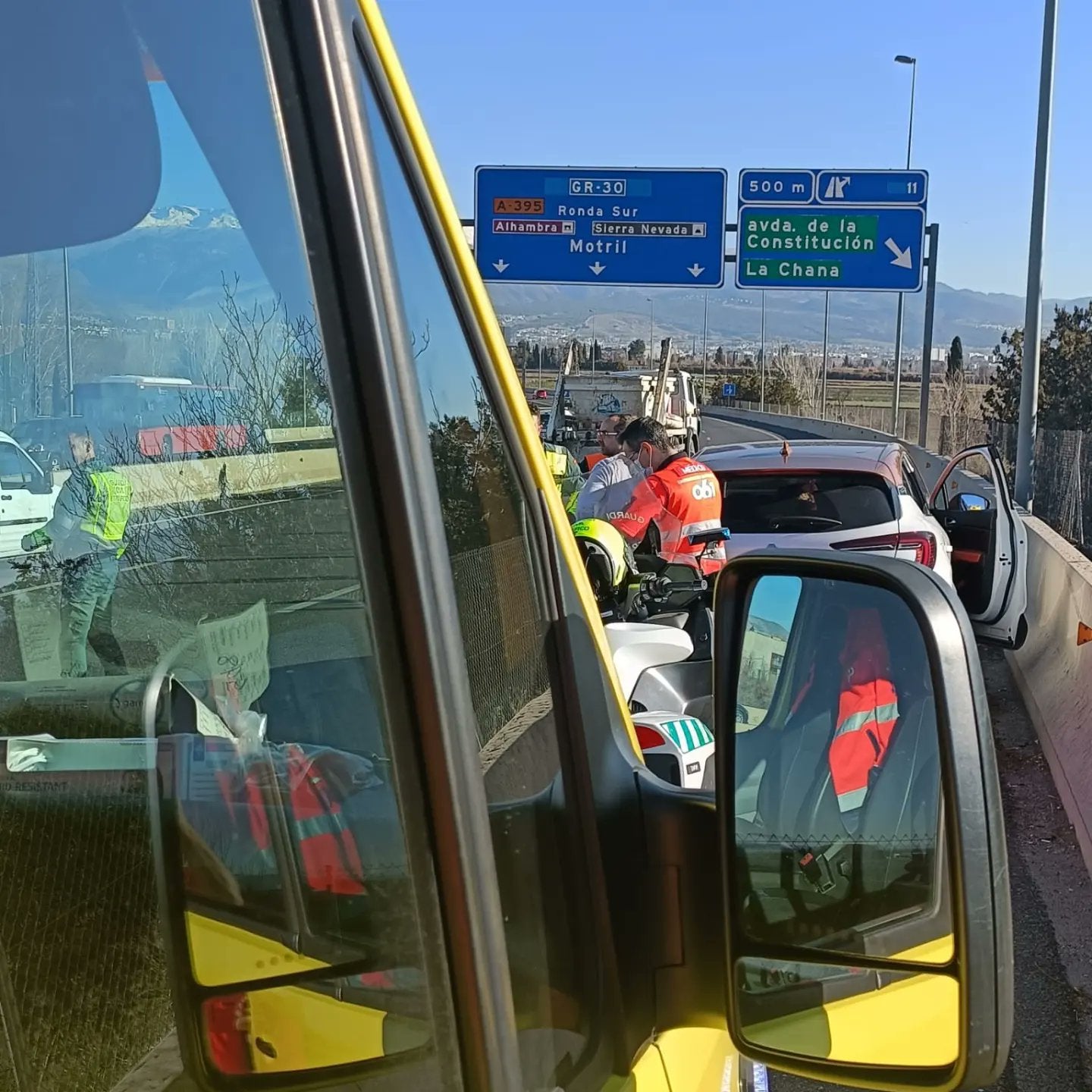 Sanitarios asisten a la conductora inconsciente en Granada.