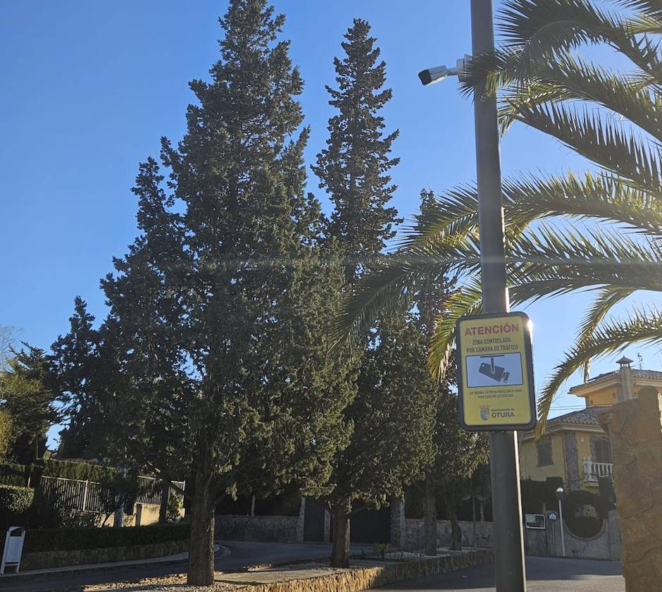 Cámara instalada a la entrada de la Urbanización Los Alijares.