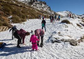 Familias jugando con la nieve en Sierra Nevada, en una foto de archivo.