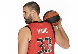 Marc Gasol duda sobre darse la vuelta y saltar de nuevo al parqué.