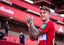 Kamil Piatkowski aplaude a los aficionados en su presentación.