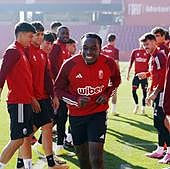 Faitout Maouassa sonríe tras pasar por el pasillo de collejas de sus compañeros como bienvenida.