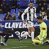 Marc Martínez hace una parada en un partido contra el Huesca.