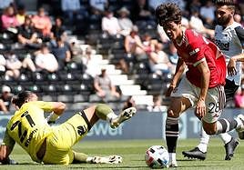 Facundo Pellistri se regatea al portero rival en un partido del United.