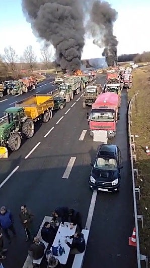 Agricultores bloquean las principales arterias de tráfico de Francia para impedir el transporte de mercancías.