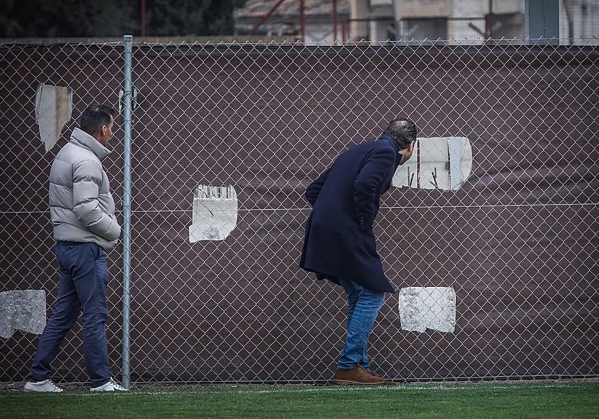 Tognozzi observa por un agujero la obra en la Ciudad Deportiva.