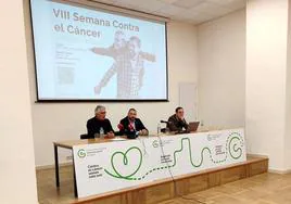 Presentación de las actividades de la AECC, con Antonio Ruano en el centro de la mesa.