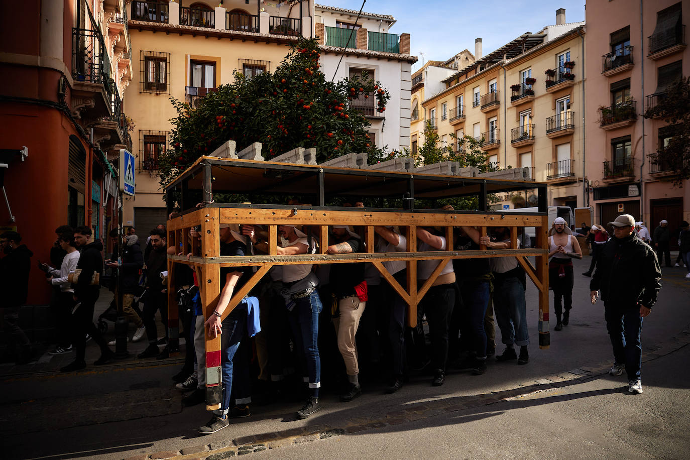 Dentro de un ensayo de la Hermandad de los Favores en Granada