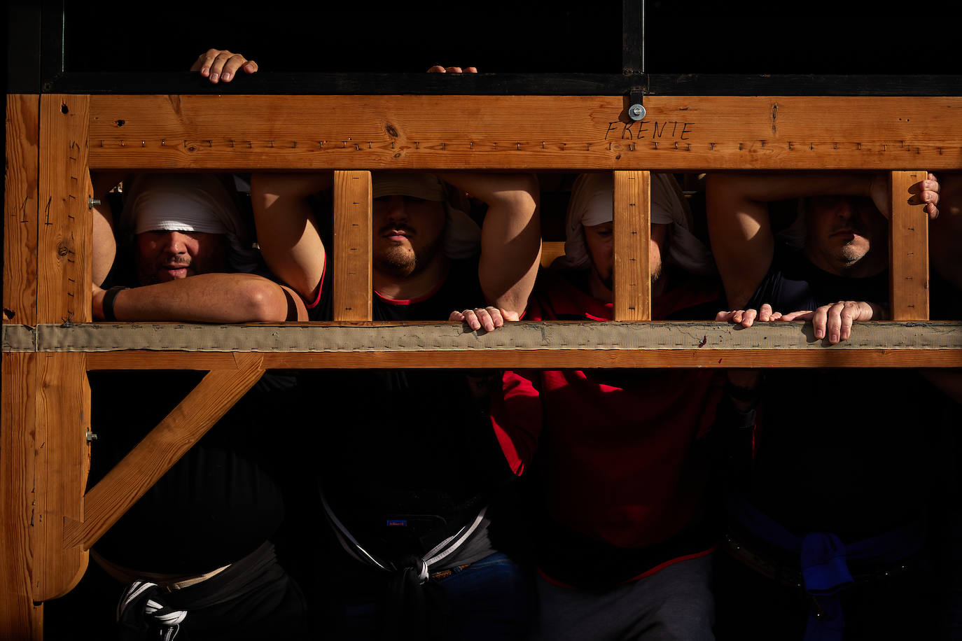 Dentro de un ensayo de la Hermandad de los Favores en Granada