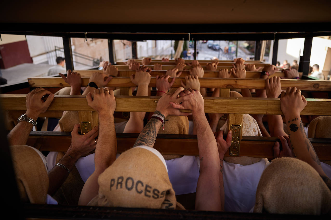 Dentro de un ensayo de la Hermandad de los Favores en Granada