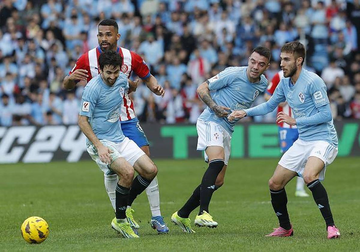 Una acción del Celta - Girona, con el exrojiblanco Herrera.