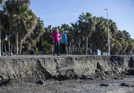 El escalón que ha vuelto esta semana a Playa Granada, por la falta del espigón.