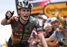 Van Aert levanta los brazos entre el sufrimiento tras ganar en el Col del Granon.