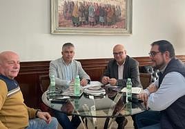 Reunión en el Ayuntamiento de Martos entre miembros del gobierno local y el subdelegado Manuel Palomino.