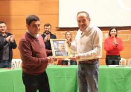 Francisco Reyes rinde homenaje a Jacinto Viedma, con Isabel Uceda a la derecha, este martes.