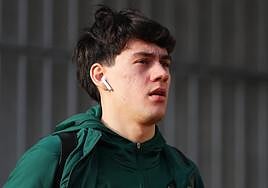 Facundo Pellistri, parte de la expedición del Manchester United para su último partido.