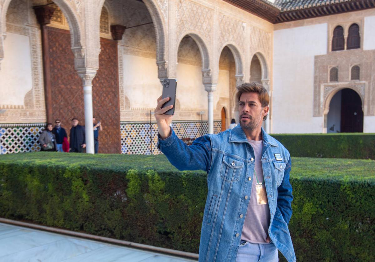 El actor William Levy durante su visita a la Alhambra.