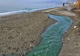 La Guardia Civil busca el origen del vertido azul en las playas de Motril y Salobreña