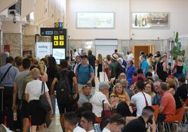 Viajeros en el aeropuerto de Granada-Jaén.