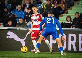 Bryan encara a Iglesias en el partido en Getafe.