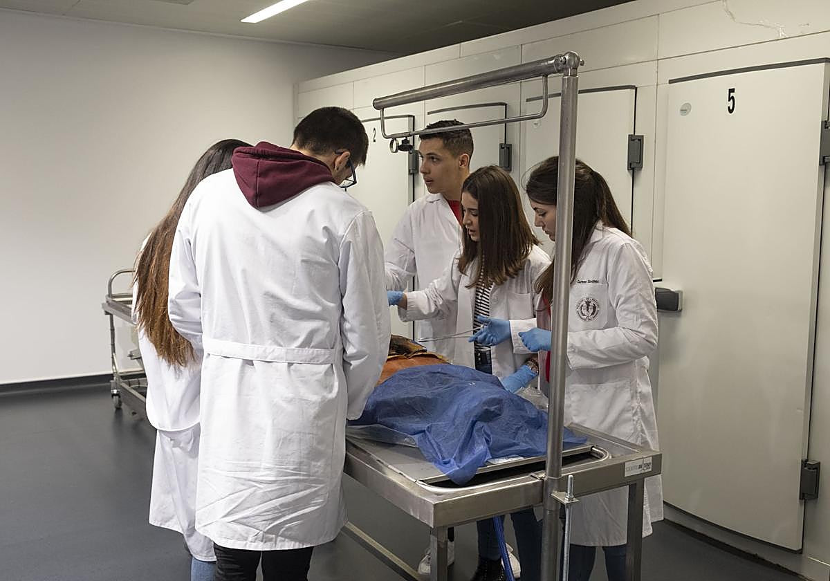 Los futuros galenos aprenden sobre el mapa corporal de los hombres y mujeres que siguen enseñando después de muertos.