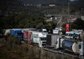 Camiones en la frontera con Francia.