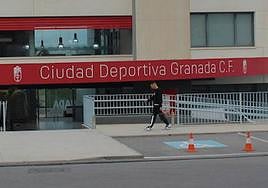 Bryan Zaragoza, a su llegada a la Ciudad Deportiva del Granada.