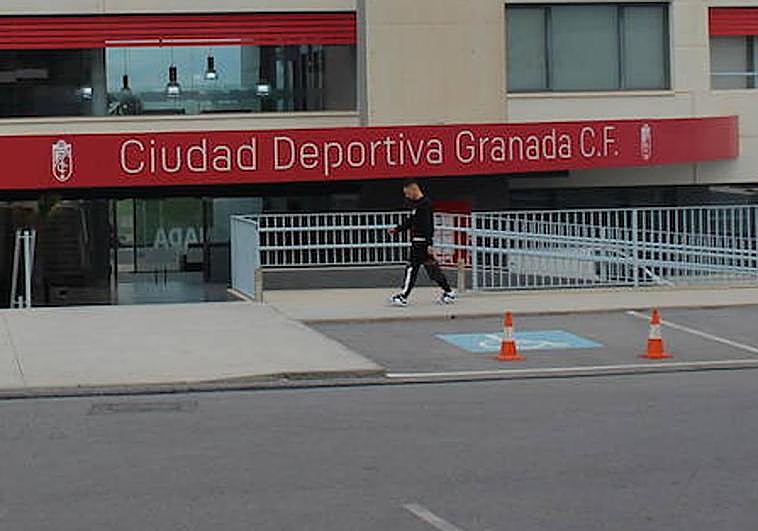 Bryan Zaragoza, a su llegada a la Ciudad Deportiva del Granada.