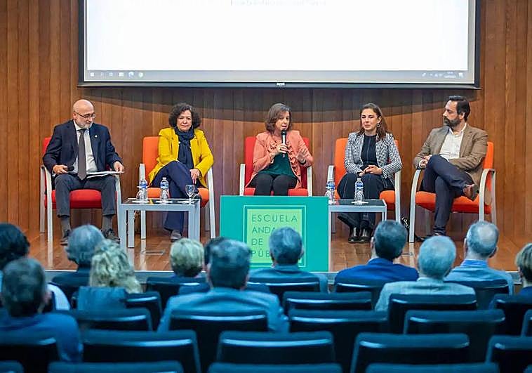 La consejera de Salud y Consumo, Catalina García (en el centro), preside la reunión del grupo de trabajo constituido el año pasado.