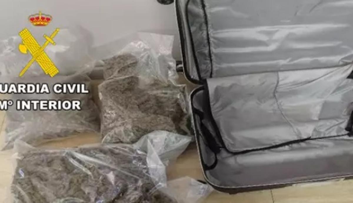 Detenido un vecino de Granada que conducía en la A-44 con tres kilos de marihuana en la maleta.